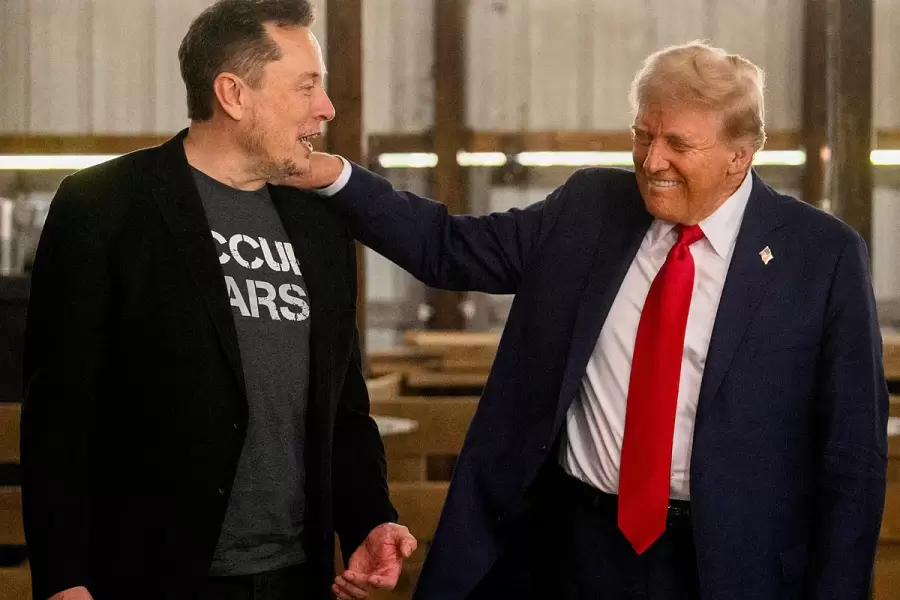 Elon Musk se ha enarbolado detrás de la bandera de Trump y le muestra un apoyo incondicional en la definición por la presidencia.
