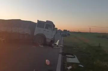 Cuatro muertos tras brutal choque frontal entre un camión y un auto en la Ruta 34