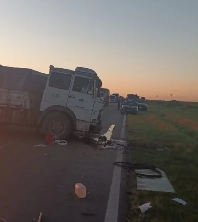 Trágico accidente entre un camión y un auto.