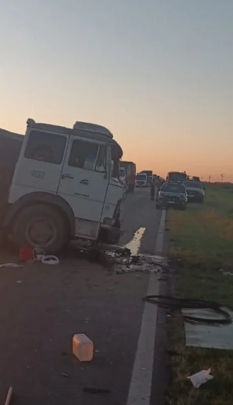 Trágico accidente entre un camión y un auto.