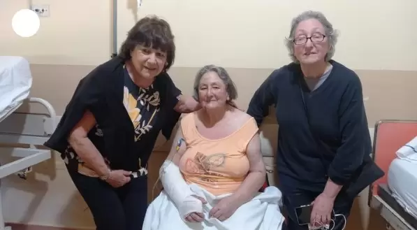 María está internada. Es acompañada por su prima y hermana.