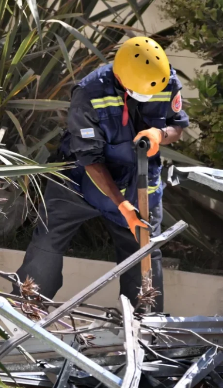 Rescataron nuevos cuerpos del hotel Dubrovnik en Villa Gesell.