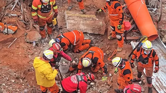 Bomberos y grupos de rescate entre los escombros del Aparthotel Dubrovnik.