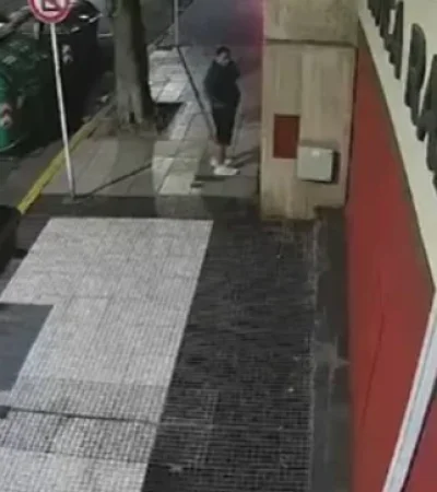 Las cámaras del Gobierno de la Ciudad captaron el ingreso de al menos tres personas a la sede central de la UCR.