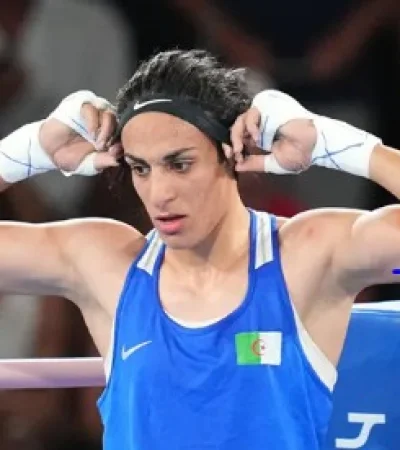 La argelina Khelif se defiende de una acusación.