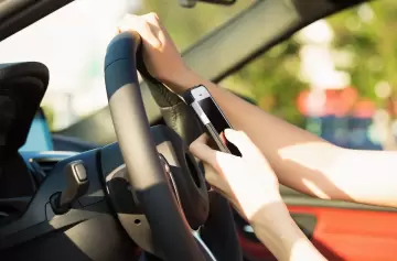 Ojo con hablar mientras conducís: los cambios en la Ley Vial