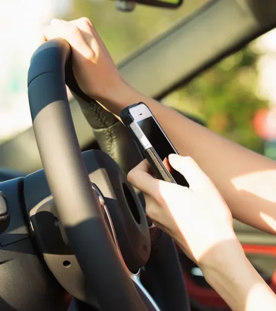 Atento con el cambio de normativa en Mendoza cuando usás el celular y conducís.