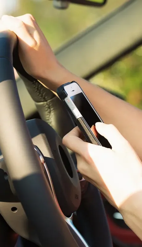 Atento con el cambio de normativa en Mendoza cuando usás el celular y conducís.