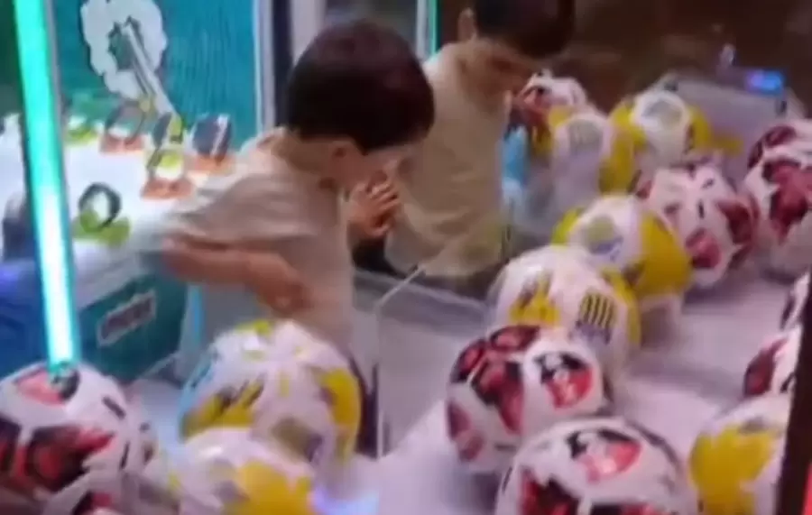 Niño dentro de la máquina de pelotas.