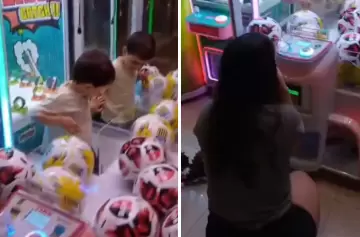 ¡Insólito! Se metió dentro de una máquina y su madre lo sacó de milagro