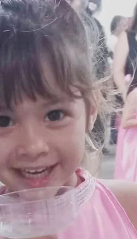 La pequeña apareció muerta en la casa donde vivía, que fue incendiada.