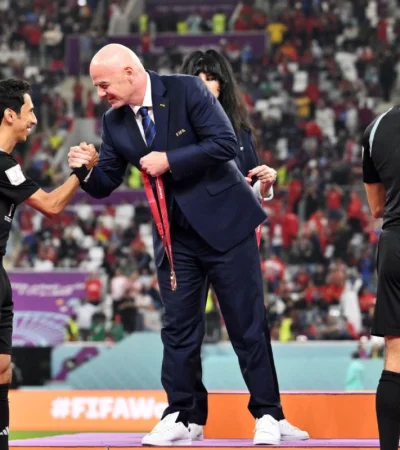 La FIFA busca acelerar las decisiones arbitrales durante los partidos.