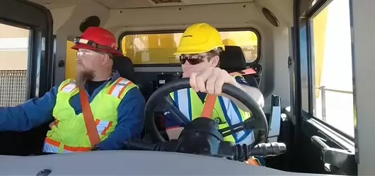 Franco Colapinto arriba del camión.