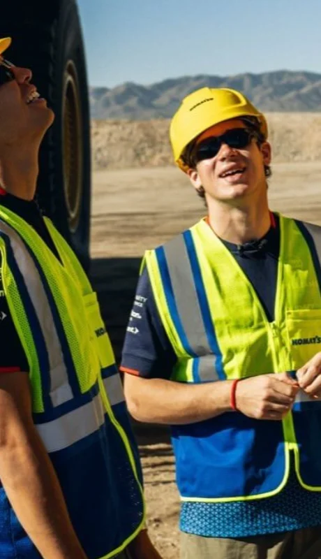 Franco Colapinto y Alex Albon manejaron un camión minero.