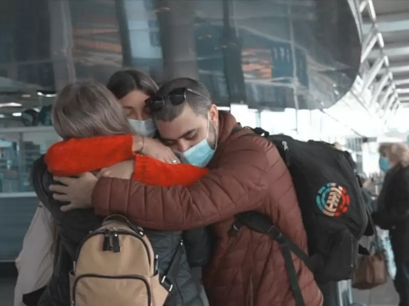 Una escena muy común en tiempos pasados, la triste despedido a los hijos que dejaban el país. (Foto: web)