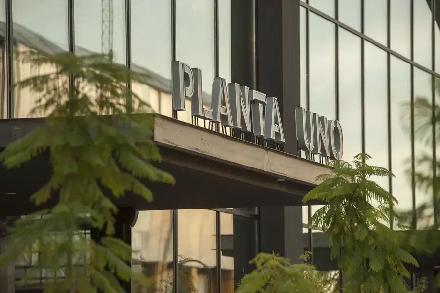 Otra toma del portal de entrada de Planta Uno.