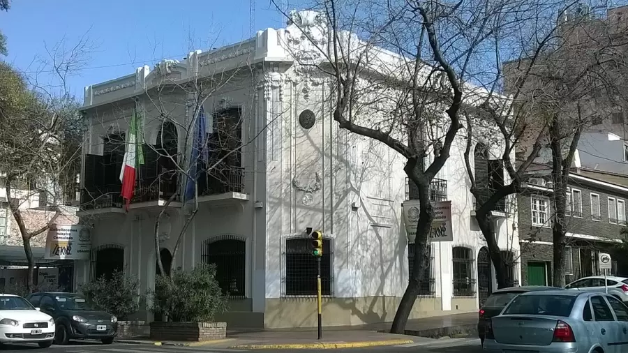 Frente del Consulado de Italia en Mendoza (Perú y Necochea).