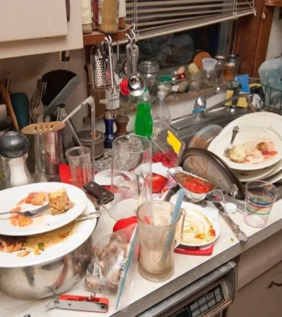 ¿Por qué acumulamos platos en la mesada? La ciencia lo explica