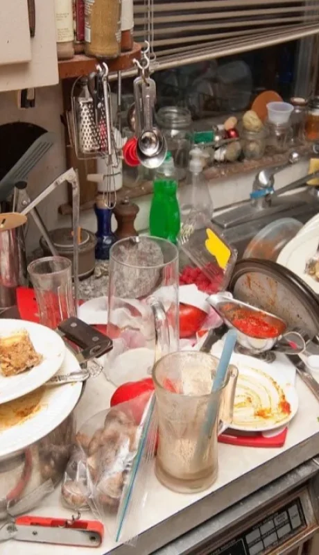 ¿Por qué acumulamos platos en la mesada? La ciencia lo explica