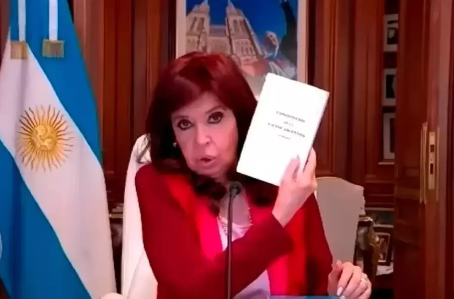 Cristina Kirchner afronta horas decisivas en la causa Vialidad. (Foto: archivo web)