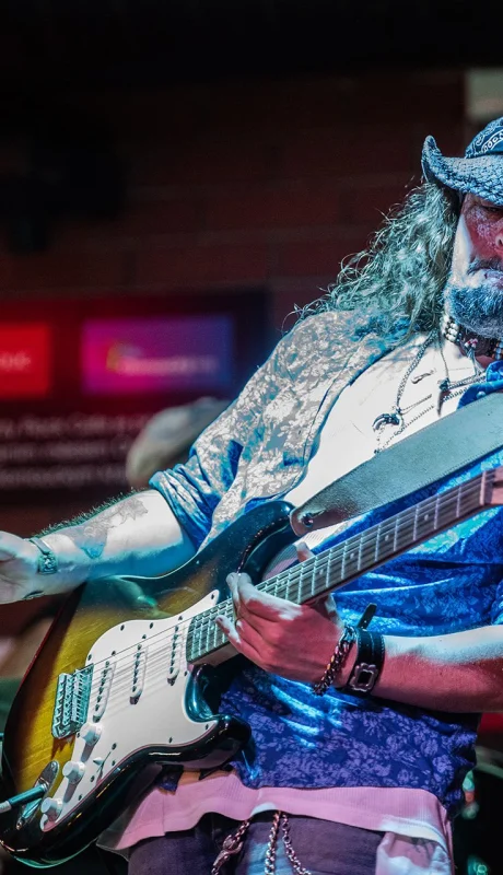 Demián Domínguez, furioso guitarrista argentino que reside en Europa