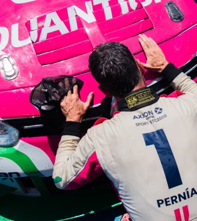 Lionel Pernía besa el auto luego de la consagración