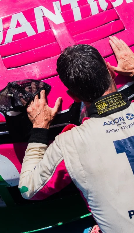 Lionel Pernía besa el auto luego de la consagración