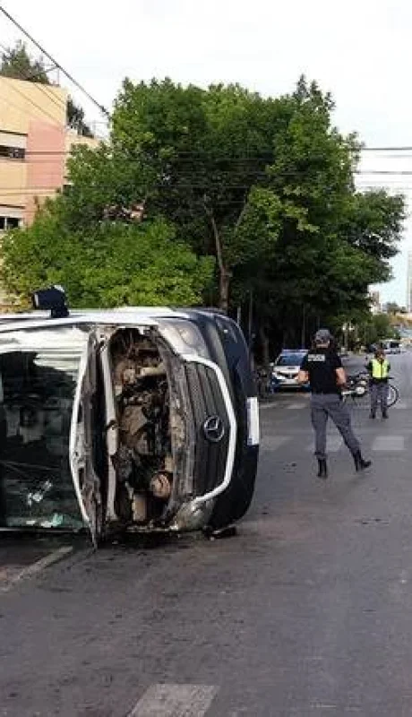 La ambulancia que trasladaba a la joven accidentada volcó