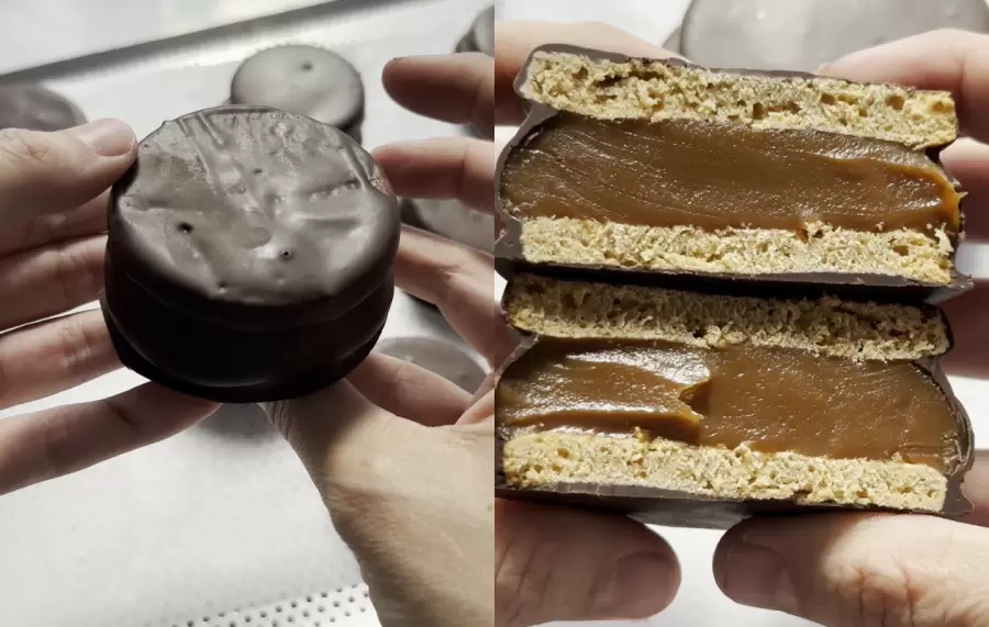 TikTok ha vuelto tendencia una preparación de alfajores de dulce de leche.