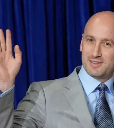 Un polémico personaje, con gran influencia en la visión de Trump, fue confirmado en el nuevo Gabinete.