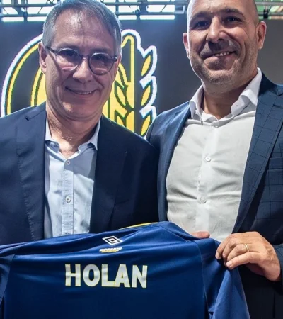 Ariel Holan con la casaca de su nuevo club