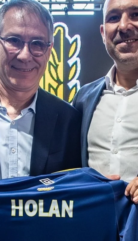 Ariel Holan con la casaca de su nuevo club