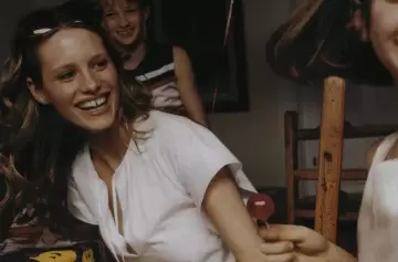 Murió Georgina Cooper: la supermodelo de los dientes separados que brilló en los 90