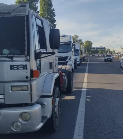 Un larga fila de camiones se observó desde un poco antes de las 08.00 sobre la Ruta 40 y la intersección de calle Lamadrid en Dorrego, Guaymallén.