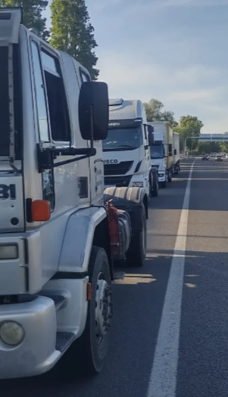 Un larga fila de camiones se observó desde un poco antes de las 08.00 sobre la Ruta 40 y la intersección de calle Lamadrid en Dorrego, Guaymallén.