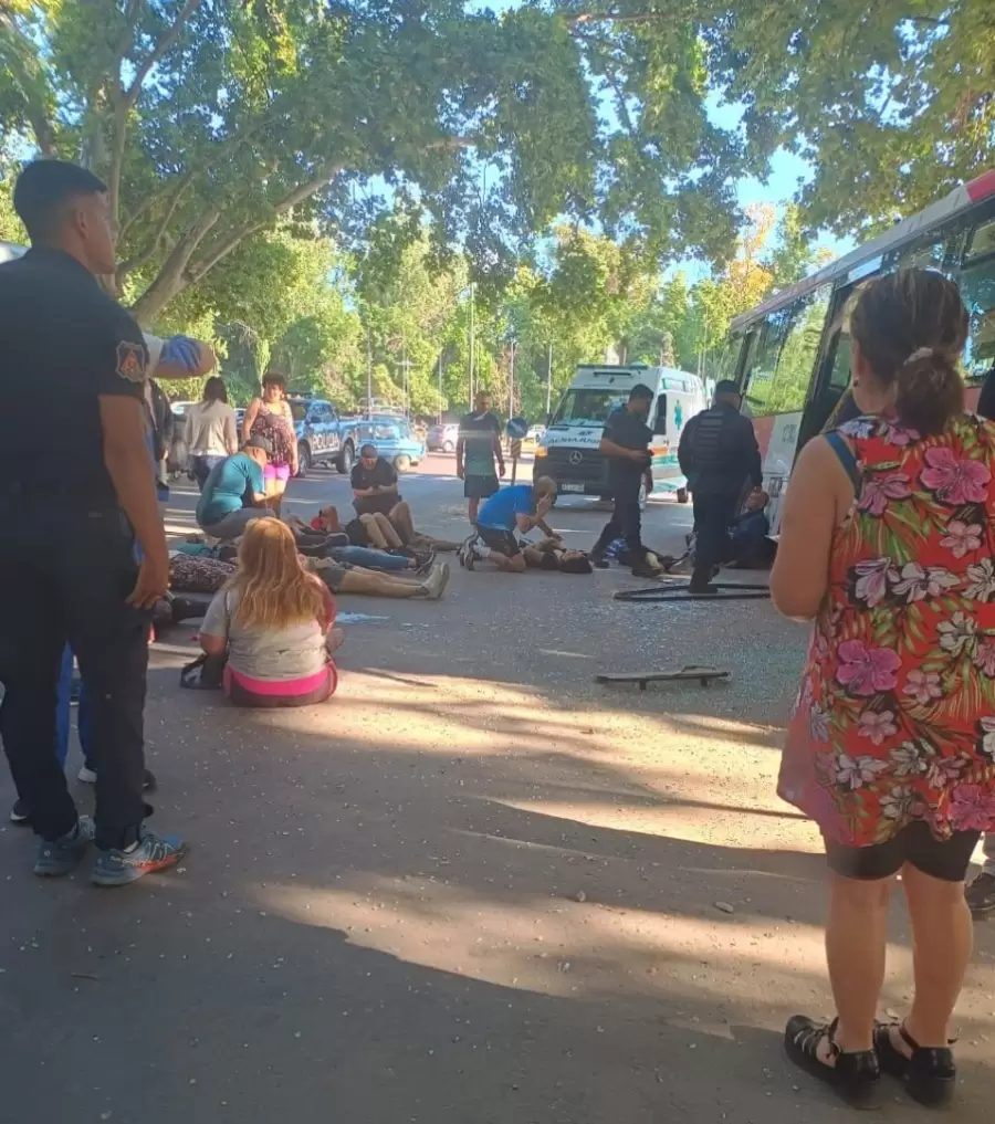 Los accidentados son atendidos tras el siniestro/ Fuente Ministerio de Seguridad