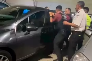 Insólita excusa de los padres que abandonaron a su hija en el auto