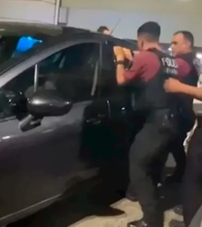 Funcionarios policiales abrieron el vehículo en el que estaba la niña. Foto: web