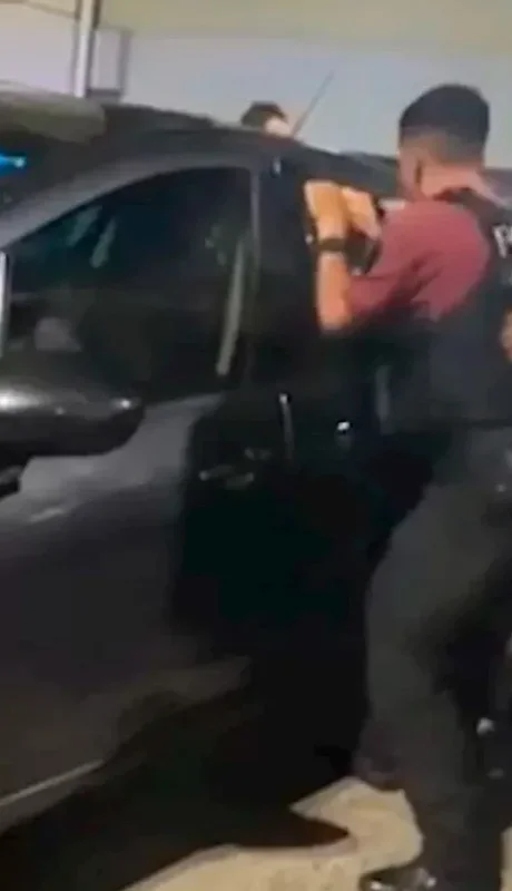 Funcionarios policiales abrieron el vehículo en el que estaba la niña. Foto: web