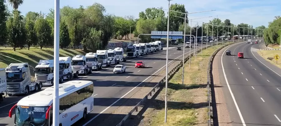 Transporte de carga pesada protesta en Mendoza