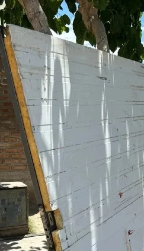 El portó que cayó arriba de una nena.