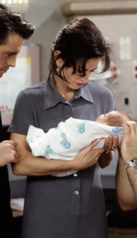 Así se filmó la escena en donde los amigos conocen al hijo de Ross.