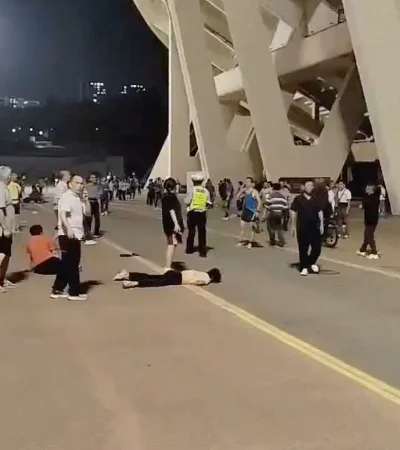 Las víctimas fueron atendidas en un principio por sus mismos compañeros de actividad. (Foto: Redes sociales/Reuters)