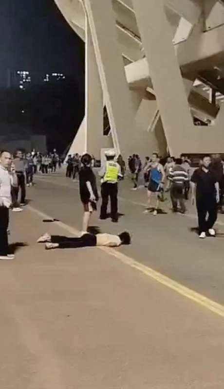 Las víctimas fueron atendidas en un principio por sus mismos compañeros de actividad. (Foto: Redes sociales/Reuters)