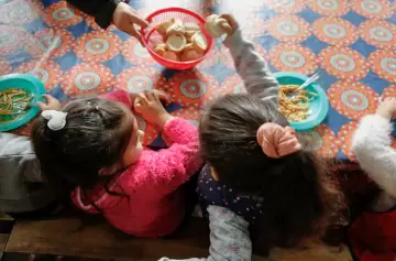 Alertan que muchas familias se saltan algunas comidas del día