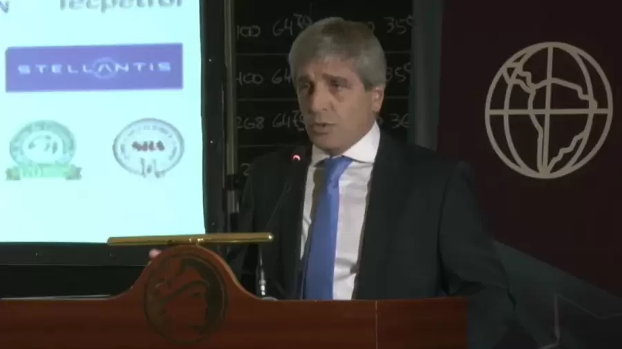 "Yo dije que íbamos hacia un esquema de competencia monedas, la moneda fuerte va a ser el peso" (Luis Caputo)