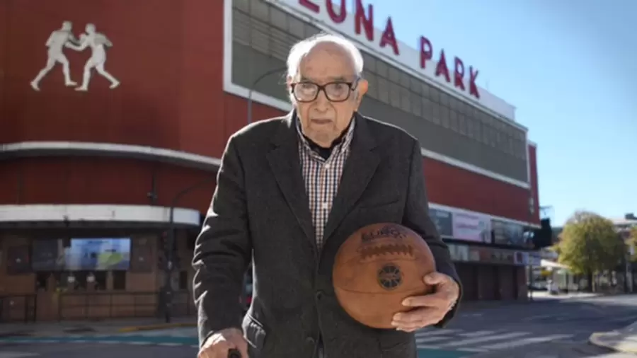 Ricardo González frente al estadio en donde la Selección del Mundo en 1950.
