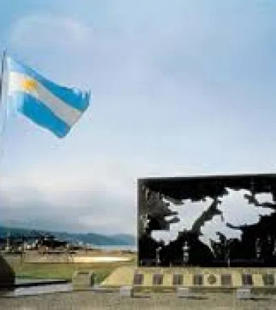 Una vez más, un funcionario del Reino Unido, reaviva una postura beligerante contra Argentina en torno a la perla austral.