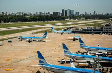 Aerolíneas Argentinas y los gremios aeronáuticos firmaron un preacuerdo