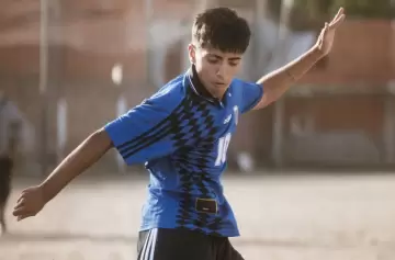 ¡Como el abuelo! El nieto de Maradona gambeteó y jugó en Villa Fiorito